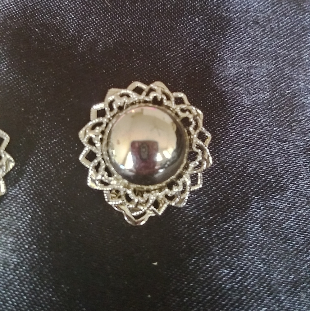 Silver clipon clip on circle flower border earring - Picture 3 of 9
